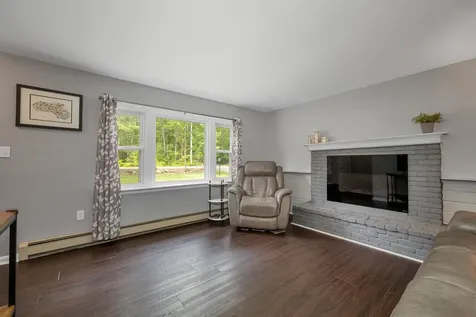 44 High Street Stratham NH 03885