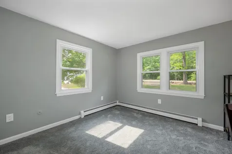 44 High Street Stratham NH 03885