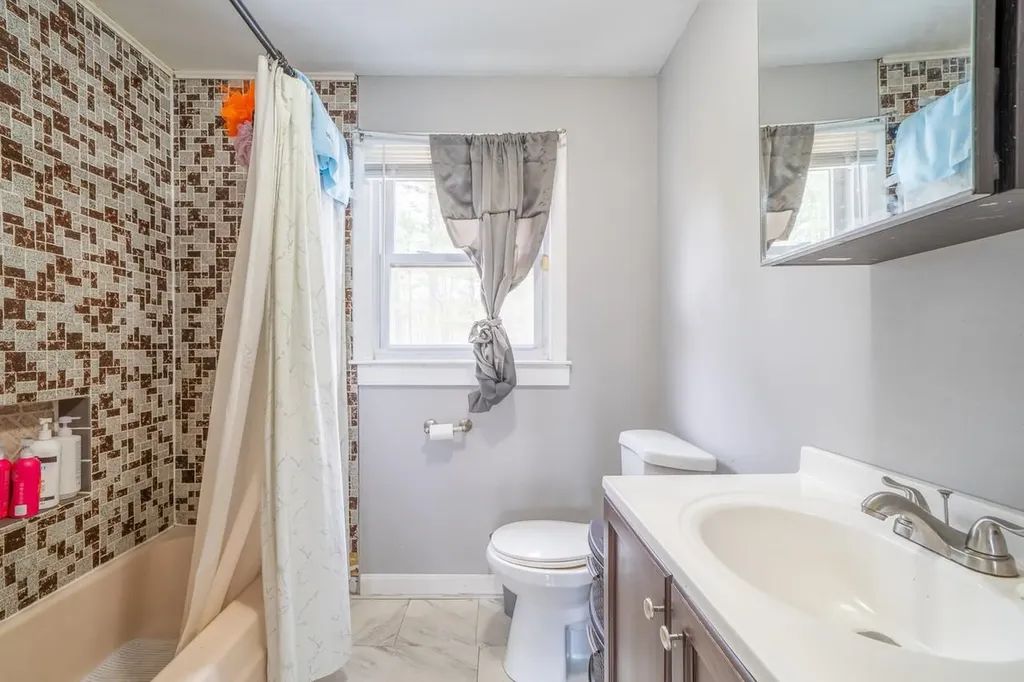 2 Gregoire Street Derry NH 03038