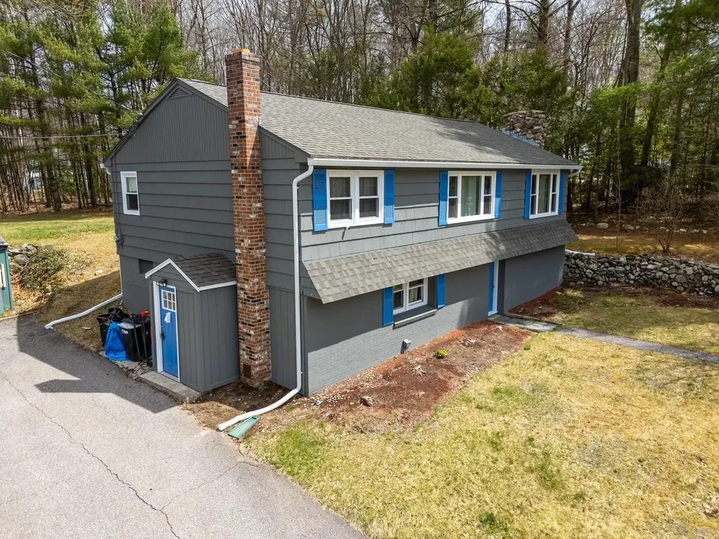 2 Gregoire Street Derry NH 03038