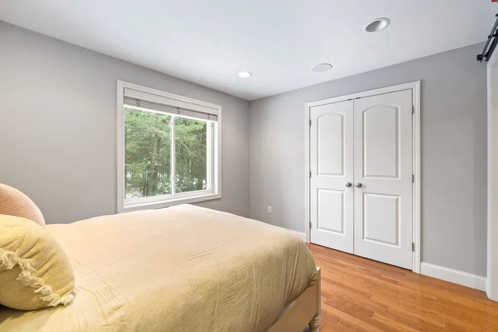 12 Seasons Lane Londonderry NH 03053