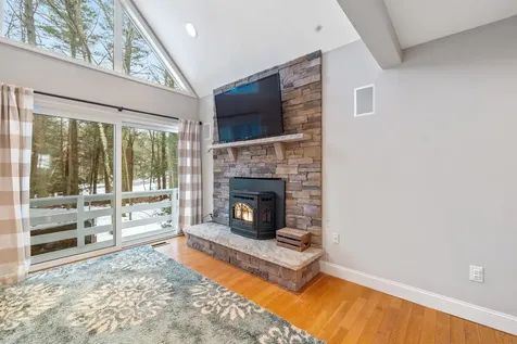 12 Seasons Lane Londonderry NH 03053