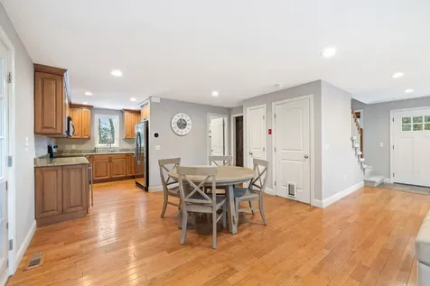 12 Seasons Lane Londonderry NH 03053