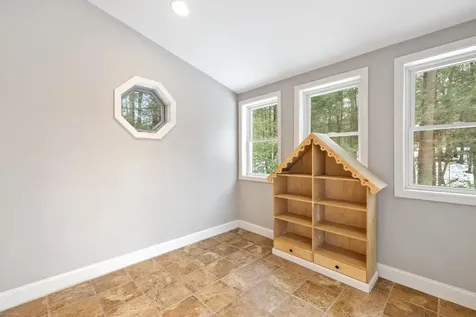 12 Seasons Lane Londonderry NH 03053