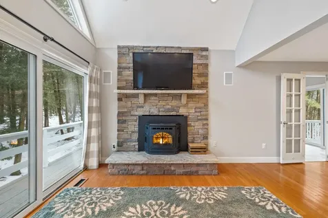 12 Seasons Lane Londonderry NH 03053