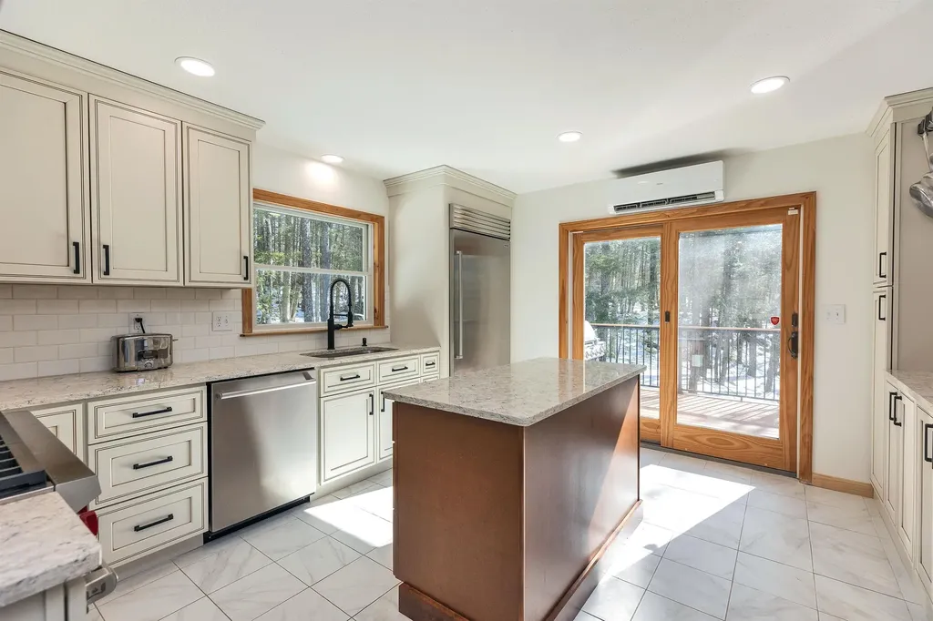 44 Lakeview Drive Nottingham NH 03290