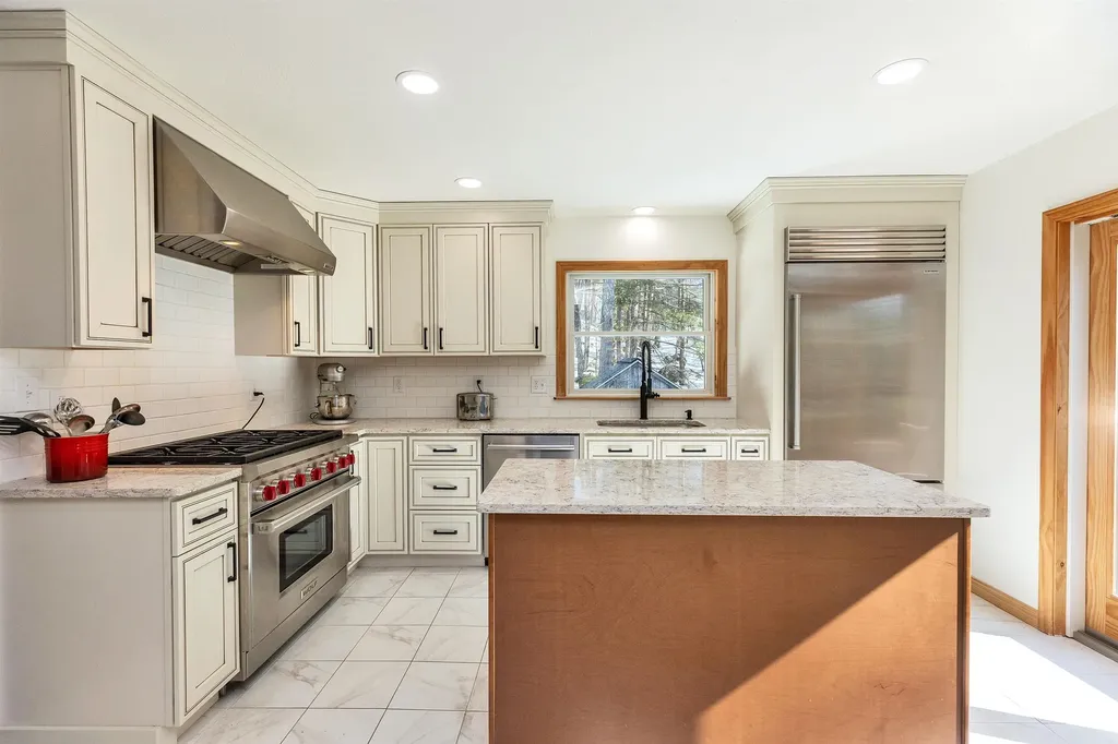 44 Lakeview Drive Nottingham NH 03290