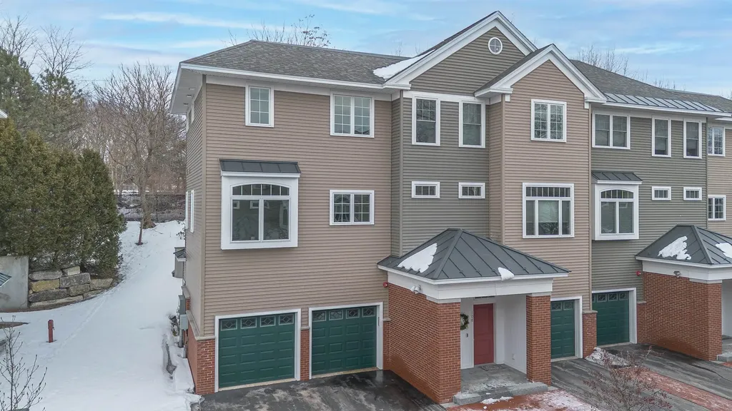 106 Riverwalk Way Manchester NH 03101