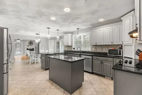 8 Felicia Drive Newton NH 03858