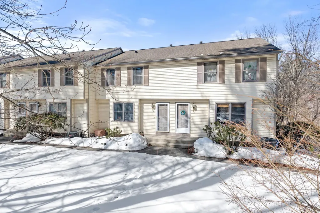 11 Cranleigh Mews Nashua NH 03063-1528