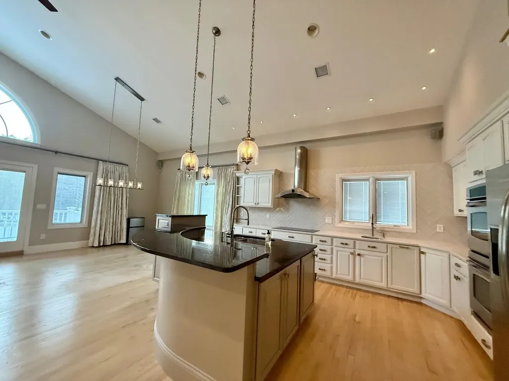 1376 Us Route 1 York ME 03902