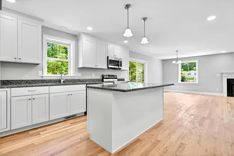 4 Lorelai Way Nashua NH 03062