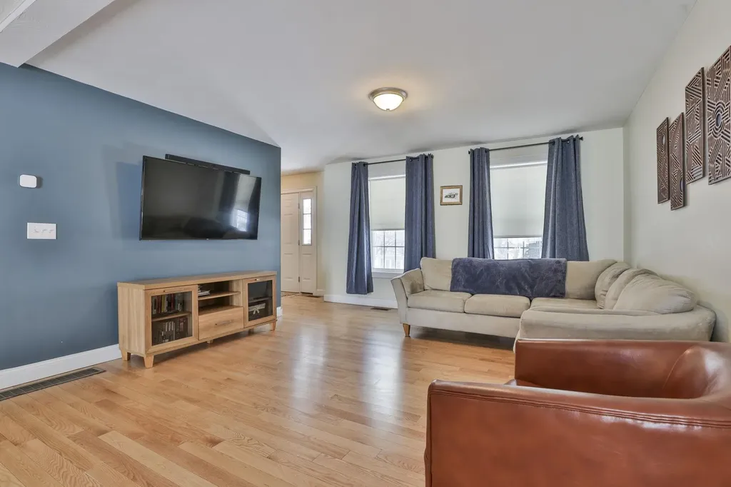 19 Cummings Street Hudson NH 03051