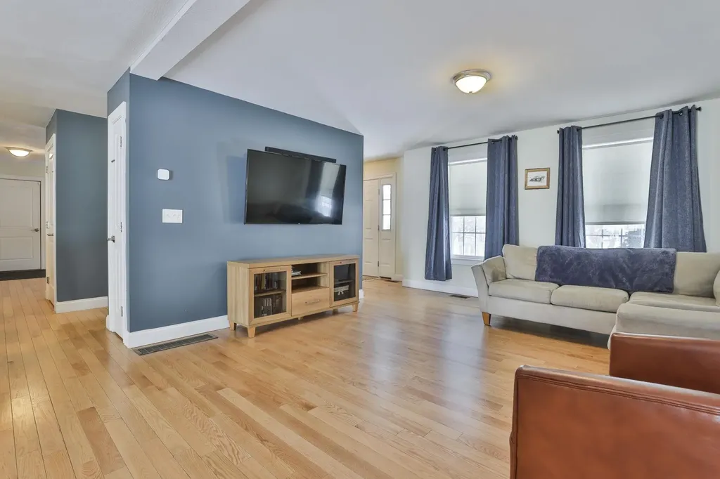 19 Cummings Street Hudson NH 03051