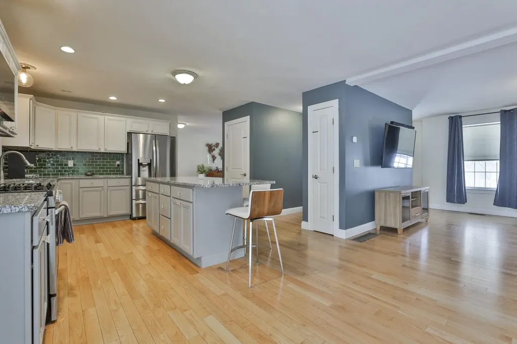 19 Cummings Street Hudson NH 03051