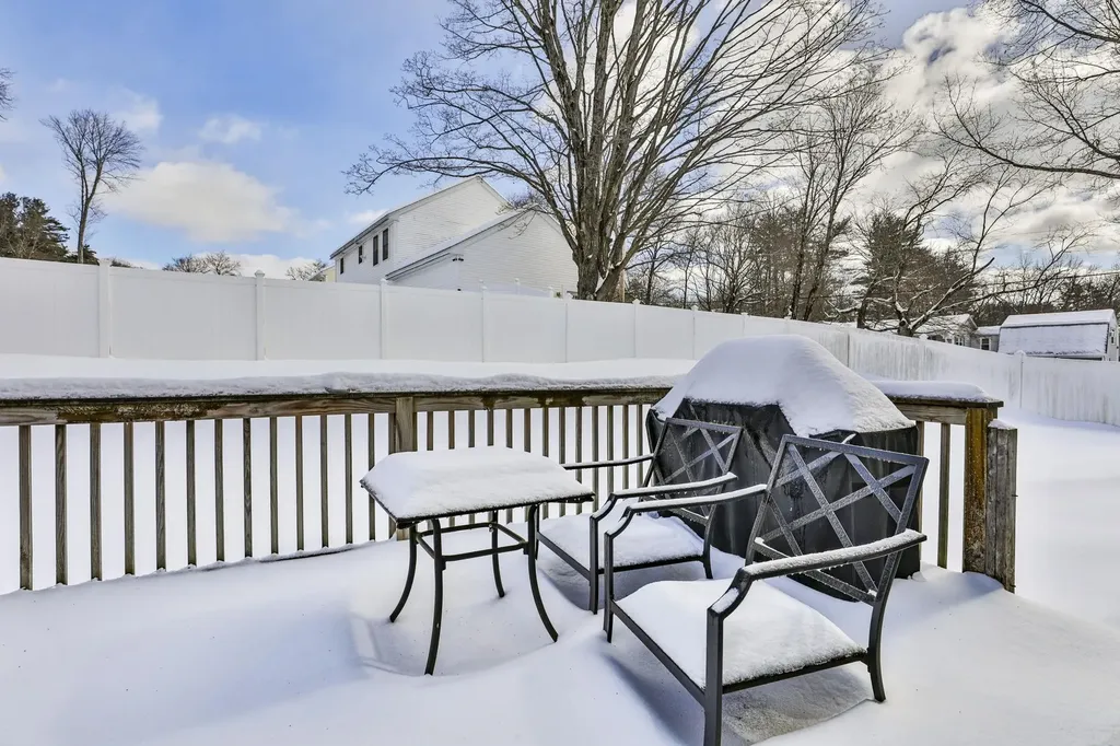 19 Cummings Street Hudson NH 03051