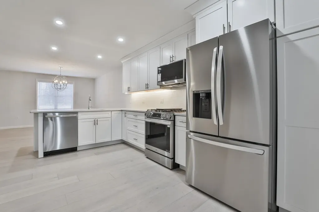 24 Centerwood Way Manchester NH 03102