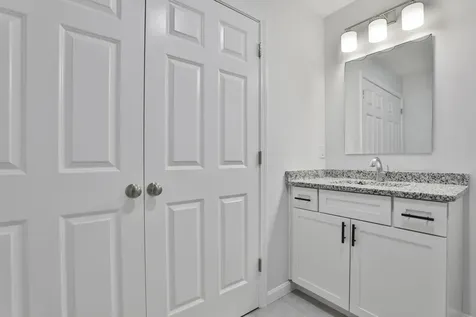 22 Centerwood Way Manchester NH 03102