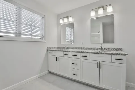 22 Centerwood Way Manchester NH 03102
