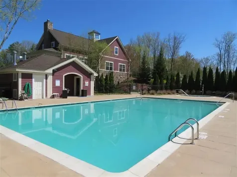 22 Centerwood Way Manchester NH 03102