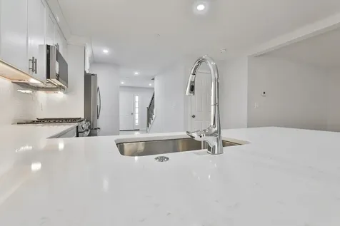 22 Centerwood Way Manchester NH 03102