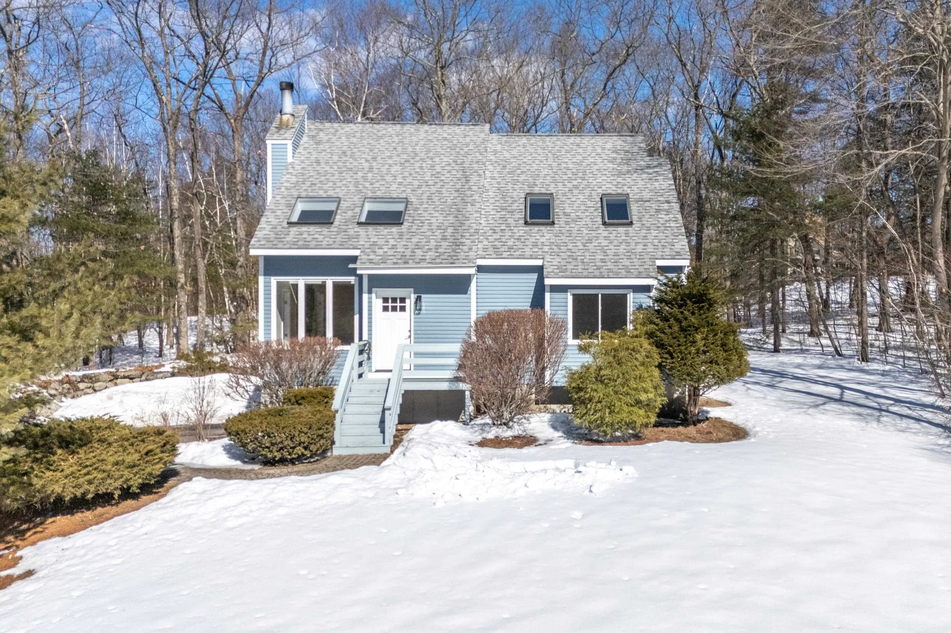 37 Seasons Lane Londonderry NH 03053