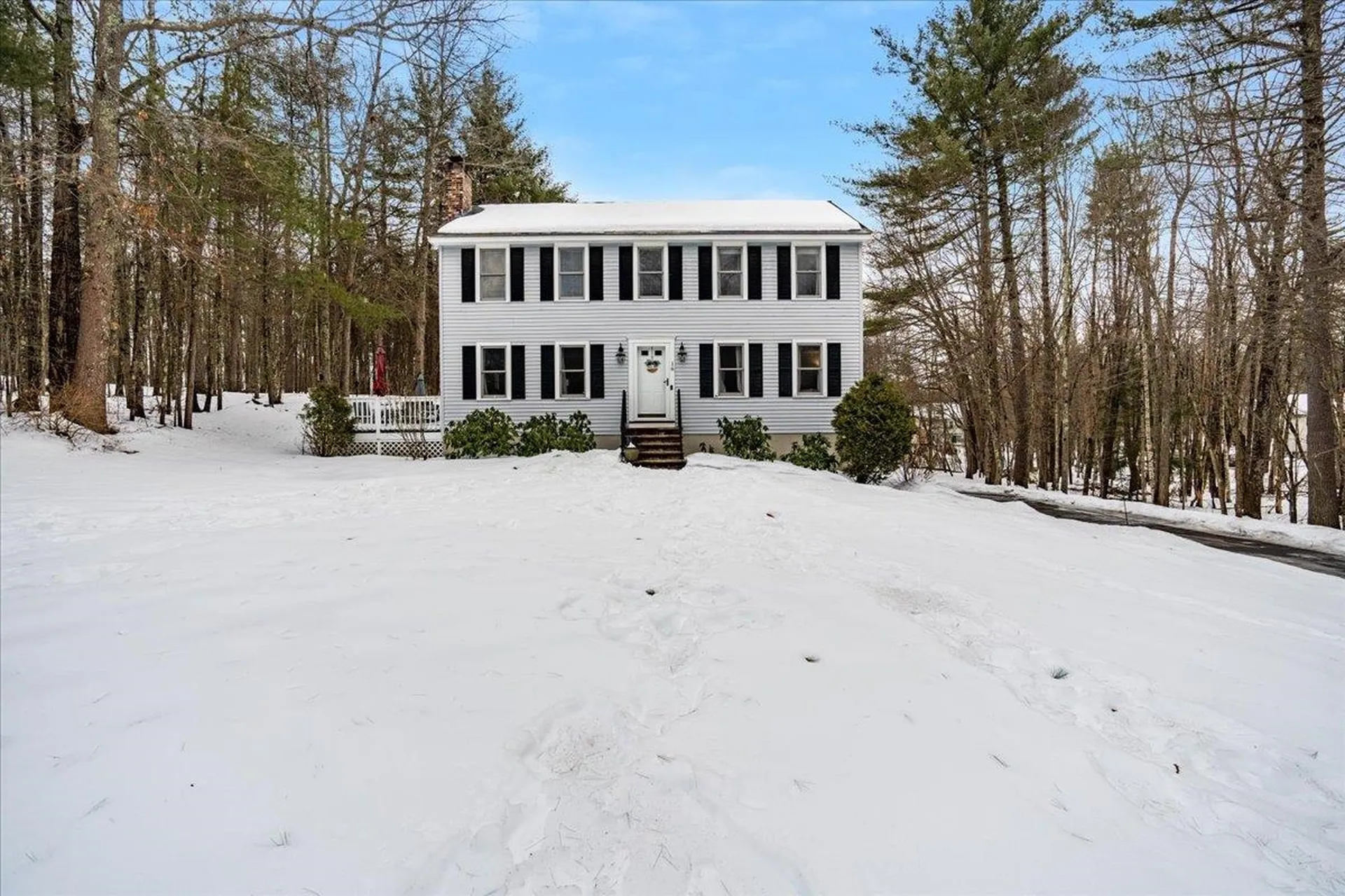 16 Wimbledon Drive Londonderry NH 03053