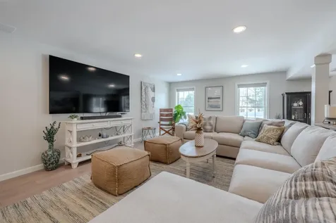 4 Crown Point Circle Merrimack NH 03054
