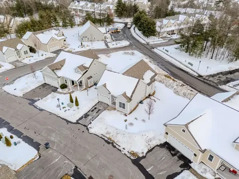 4 Crown Point Circle Merrimack NH 03054