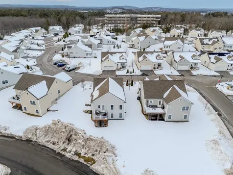 4 Crown Point Circle Merrimack NH 03054