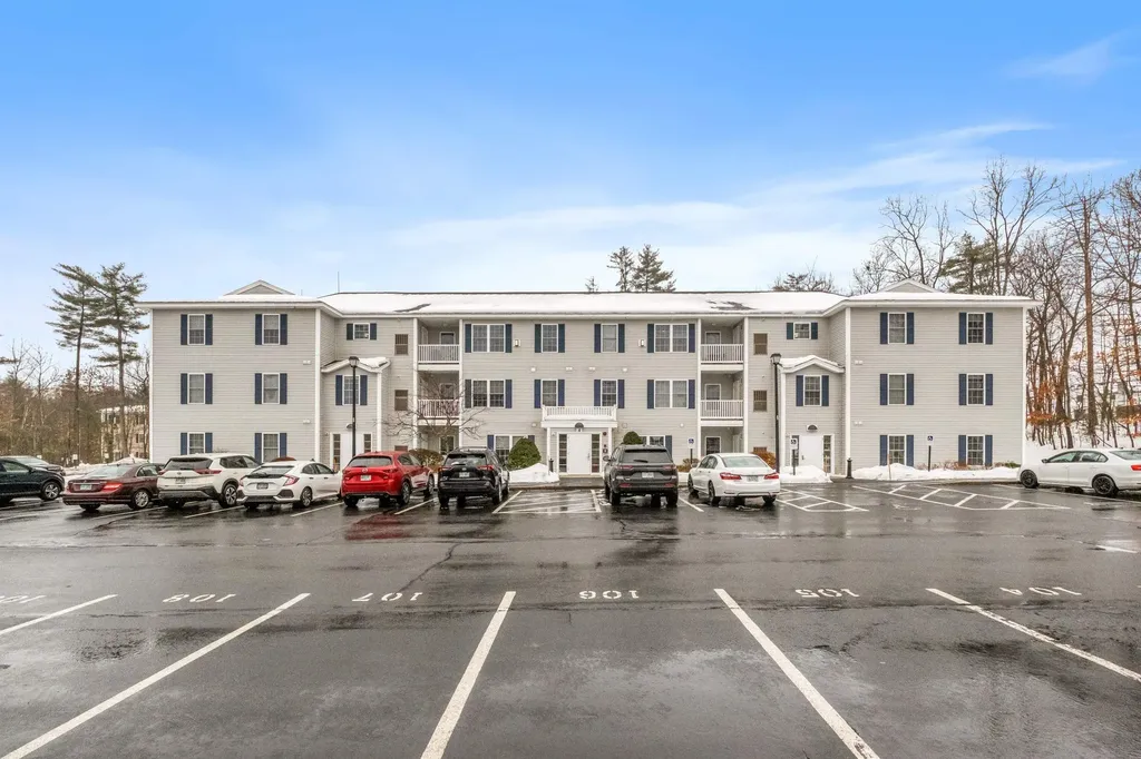 4 Crestview Circle Londonderry NH 03053-2475