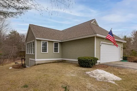 88 Risloves Way Fremont NH 03044