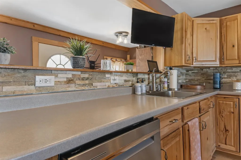 21 Bungy Road Colebrook NH 03576