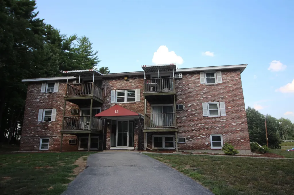 13 Charleston Avenue Londonderry NH 03052
