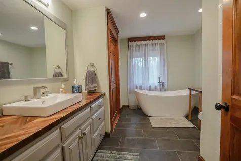 8 Hillside Road Kingston NH 03848