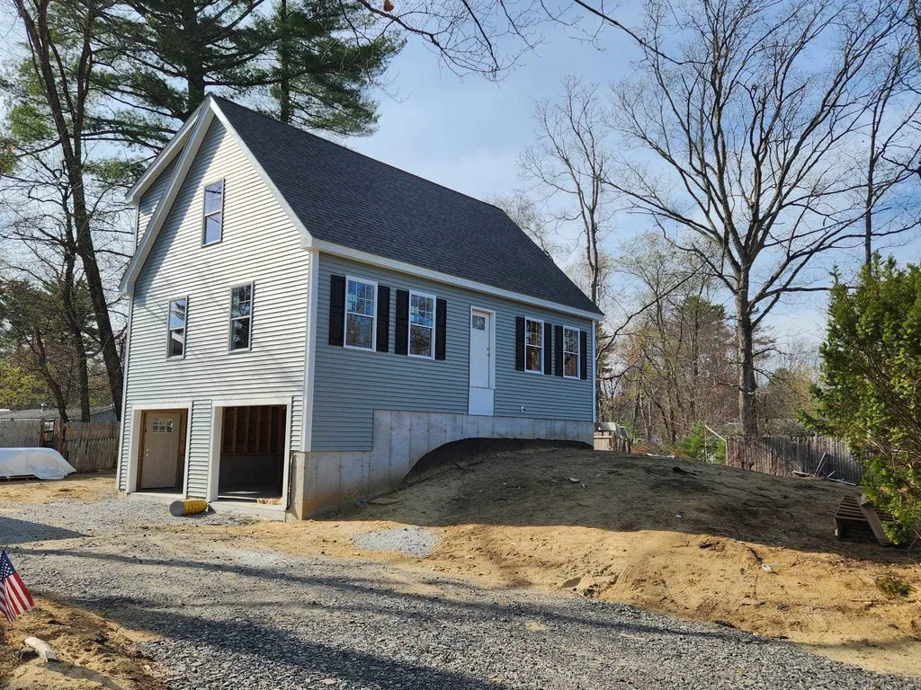 8 Phyllis Avenue Raymond NH 03077