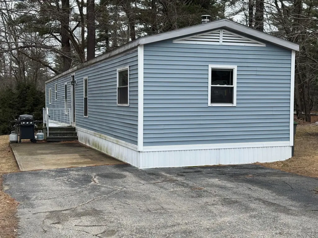 22 Embassy Avenue Hooksett NH 03106
