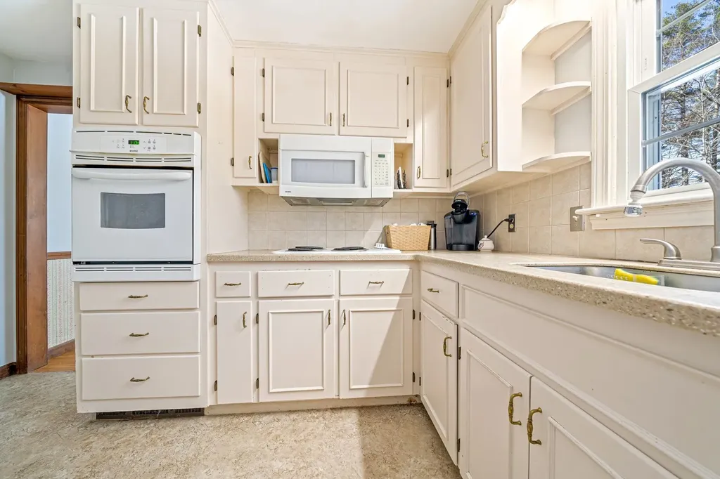 8 Pine Acres Road Amherst NH 03031