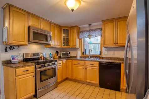 16 Lincoln Drive Raymond NH 03077