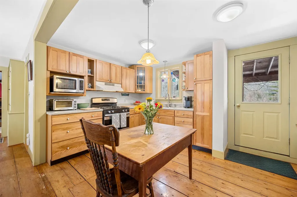 9521 County Road Calais VT 05648