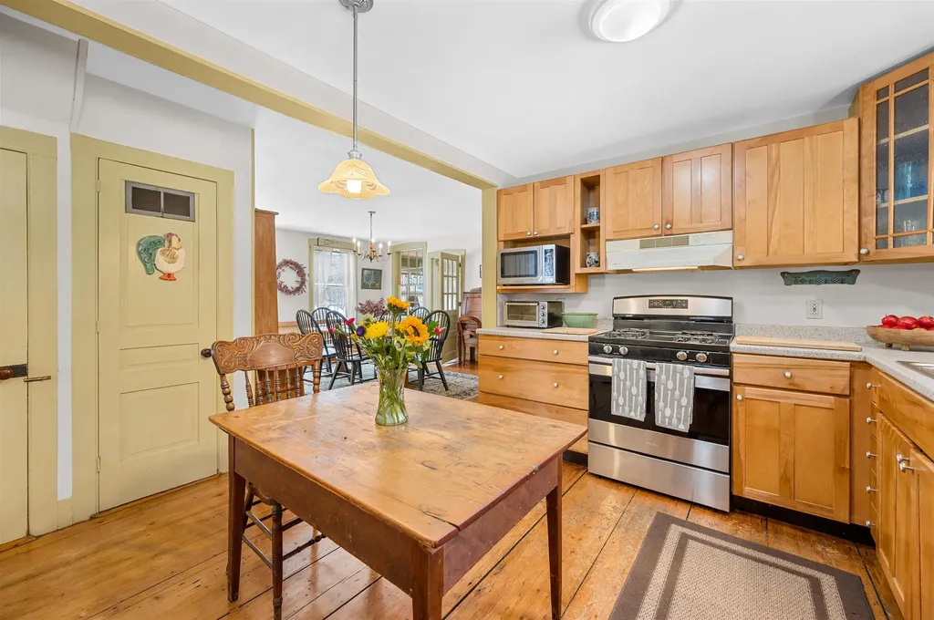 9521 County Road Calais VT 05648