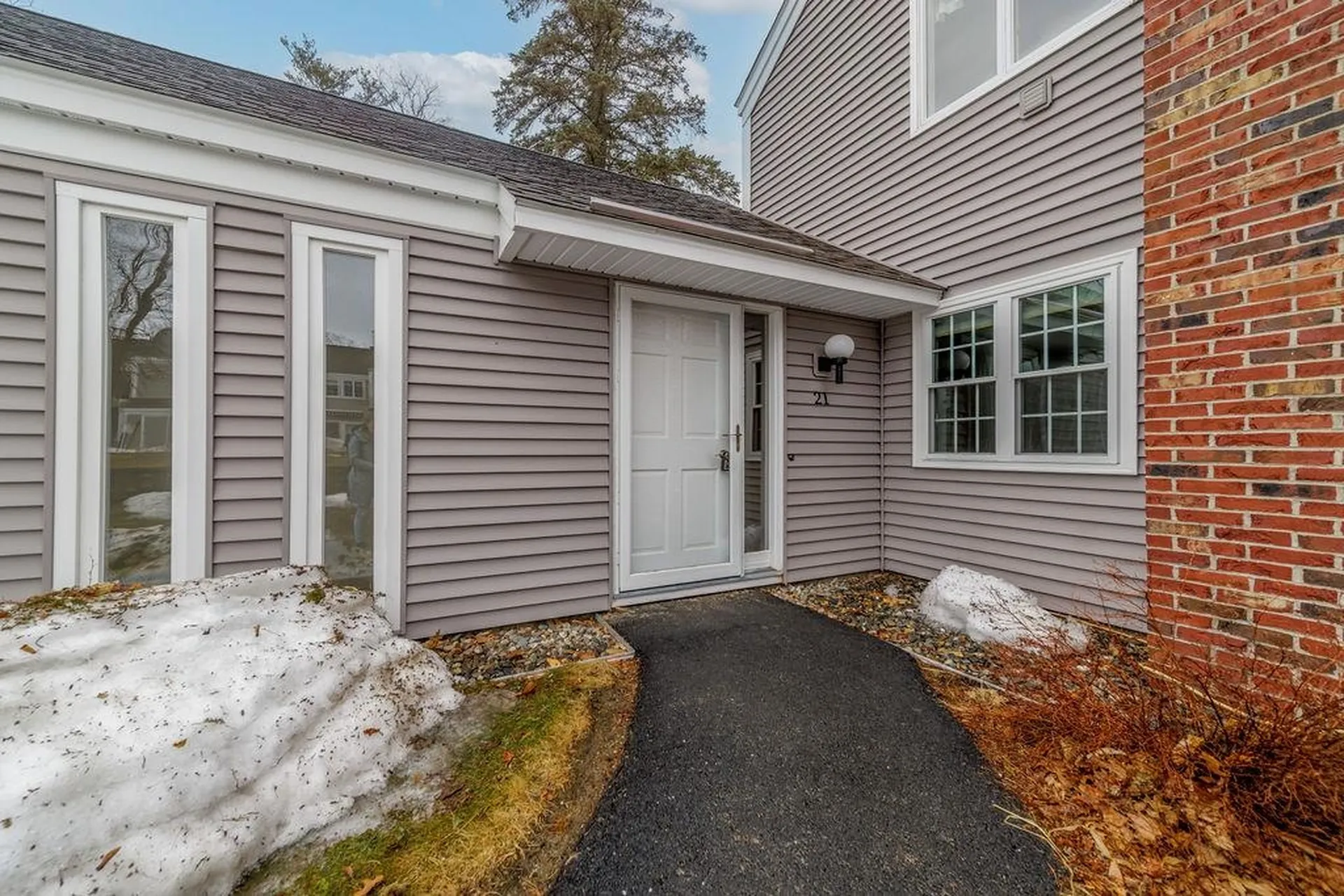 21 Hilltop Place New London NH 03257