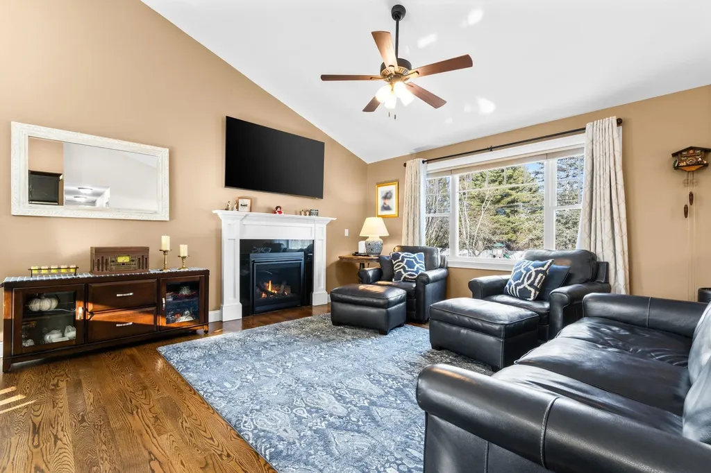 4 Theresa Avenue Salem NH 03079-3961