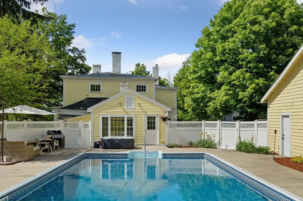 51 E Derry Road Derry NH 03038