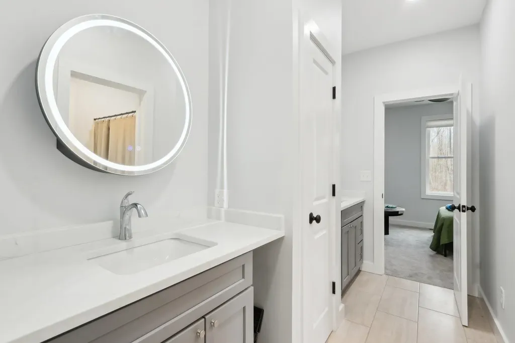 46 High Street Stratham NH 03885