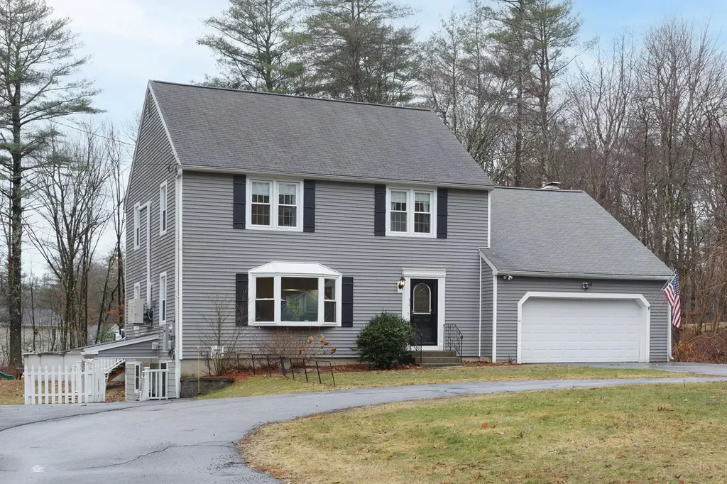 7 King Henry Drive Londonderry NH 03053