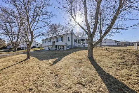 32 Seminole Drive Nashua NH 03063