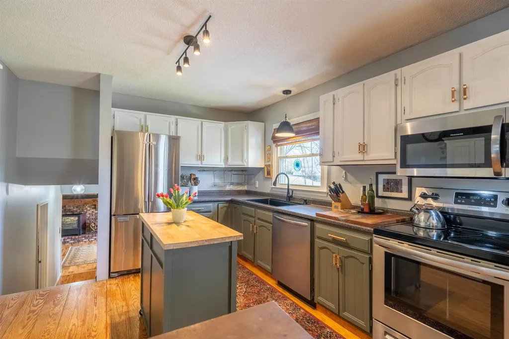 12 Forest Road Wolfeboro NH 03894