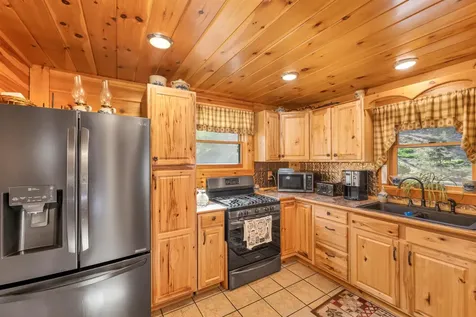 18 Wallace Lane Raymond NH 03077