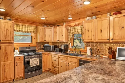 18 Wallace Lane Raymond NH 03077